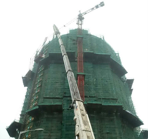 雨湖吊车在工地上作业